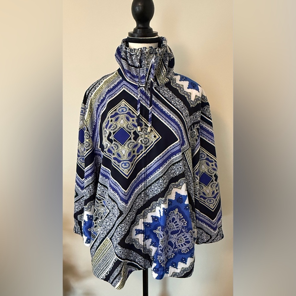 Chicos Zenergy silky Blue and Black Patterned jacket. Size 3. Slit pockets
